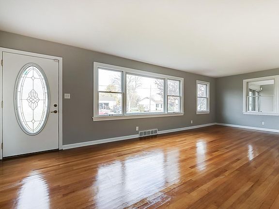 4th image of 755 Louise Ave