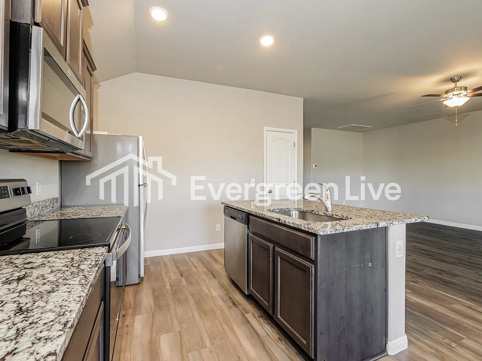 3 bed, 2.0 bath, 1692 sqft, $1,545 — Photo 4