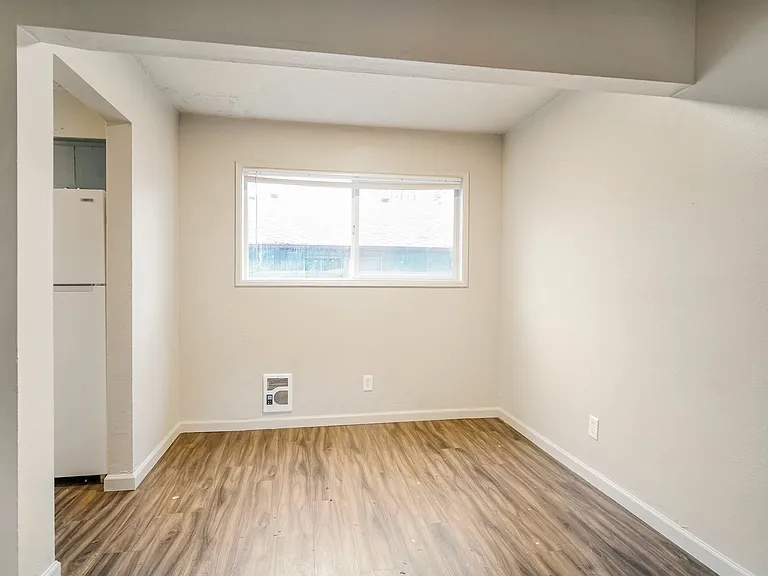 Willow Lake Apartments — Photo 15