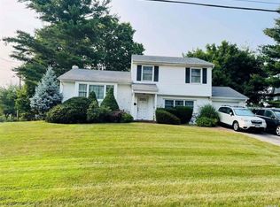 1 Duke Pl, Glen Cove, NY 11542