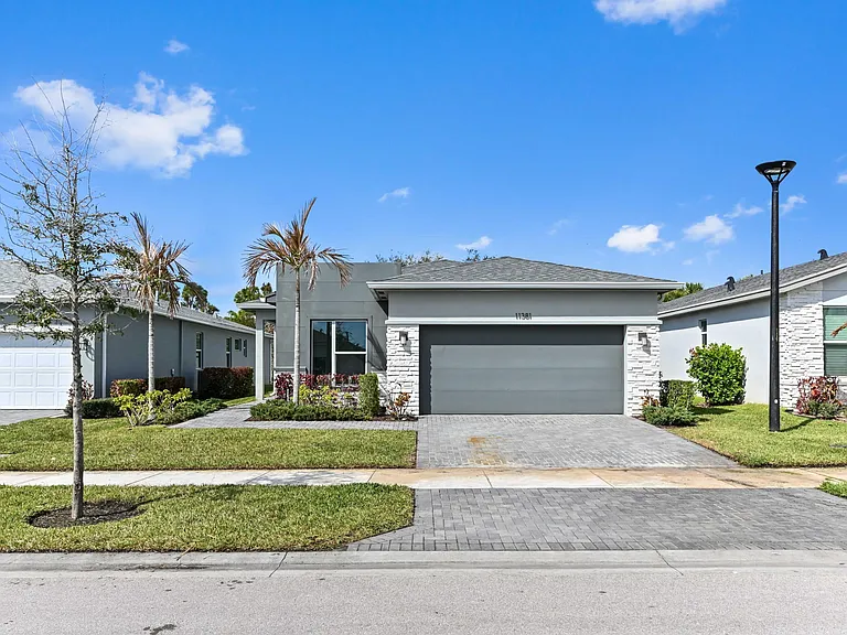 11381 SW Lyra Dr — Photo 2