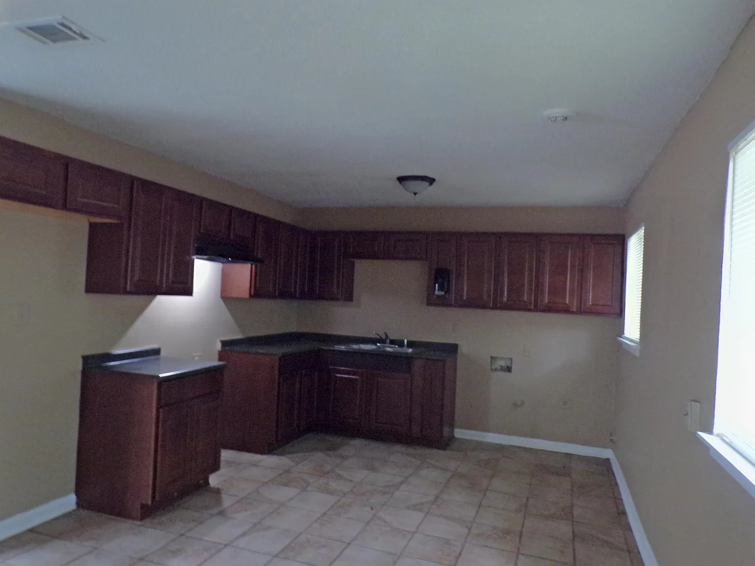 3 bed, 1.0 bath, 1161 sqft, $1,250 — Photo 3