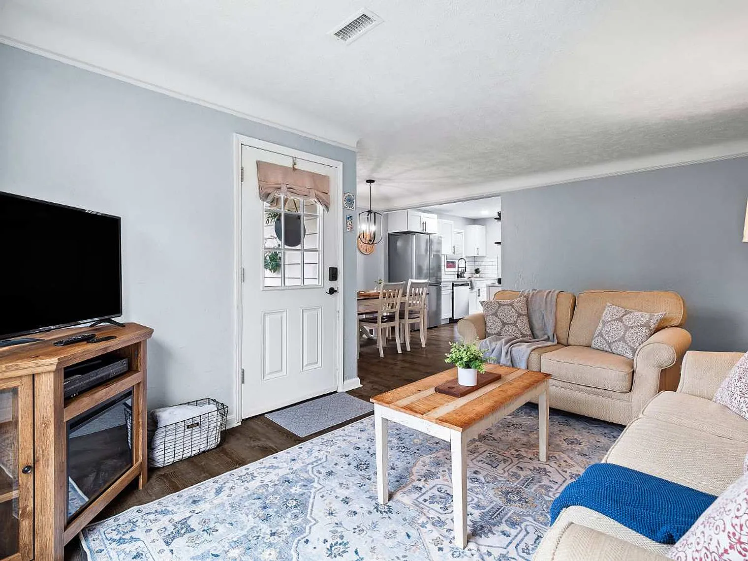 3 bed, 2.0 bath, 1323 sqft, $3,094 — Photo 2