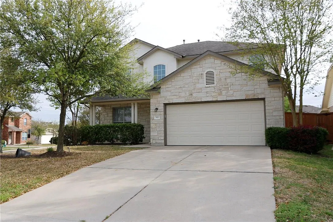 4 bed, 2.5 bath, 2391 sqft, $2,300 — Photo 1