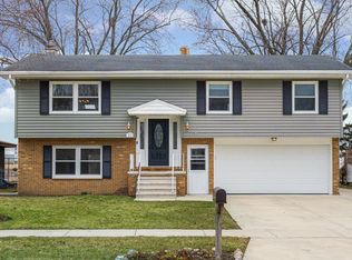 1635 Maness Ct, Sycamore, IL 60178