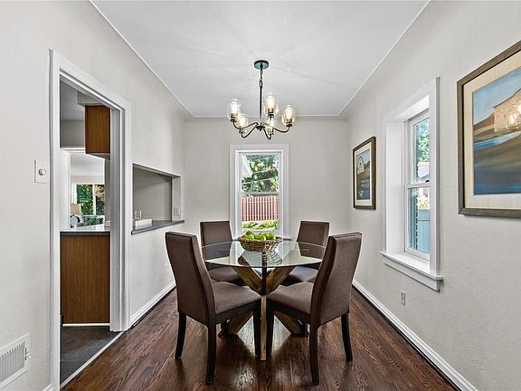 3rd image of 609 Ellwine Dr