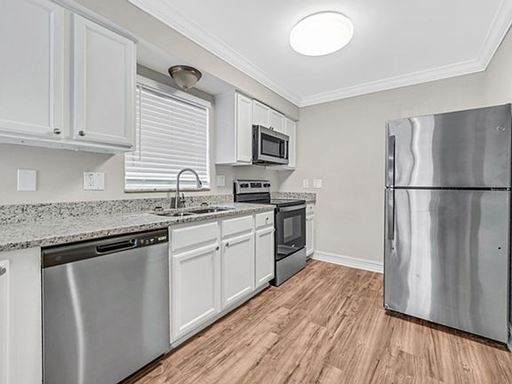 2nd image of 411 S Hawthorn Cir