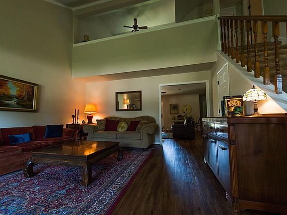 4th image of 305 Country View Ln