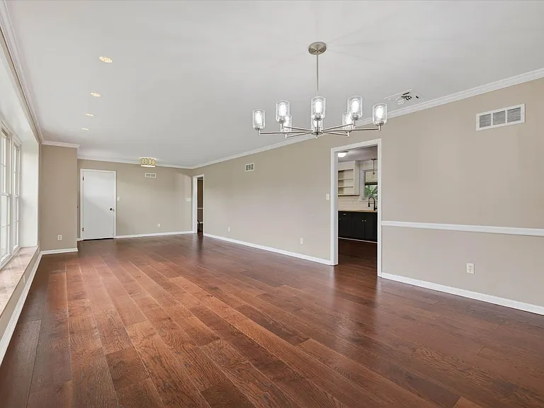 306 Locust Rd — Photo 8
