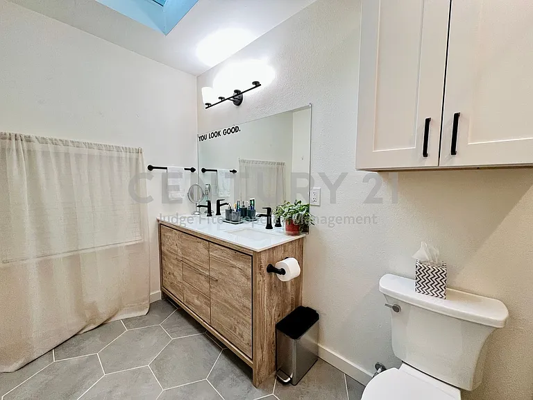 310 W 15th St — Photo 11