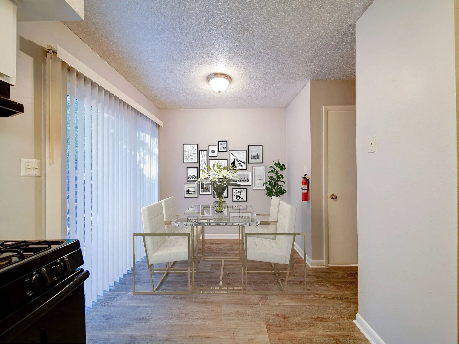 Colonial House Apartments — Photo 3
