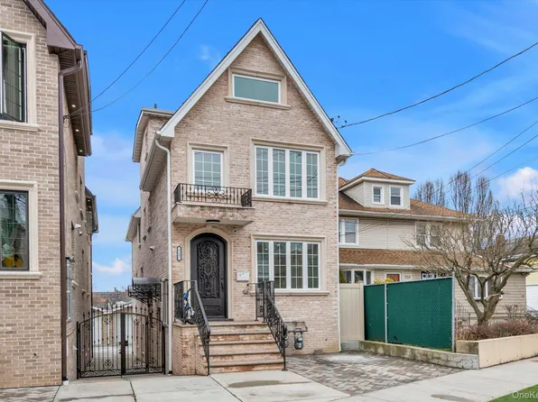 717 College Place, College Point, NY 11356