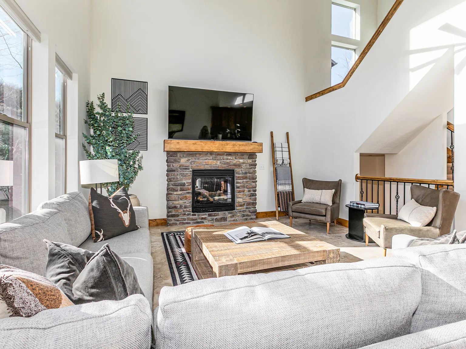 4 bed, 3.5 bath, 2400 sqft, $3,985 — Photo 3