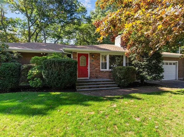 39 Lincoln Dr, Johnston, RI 02919