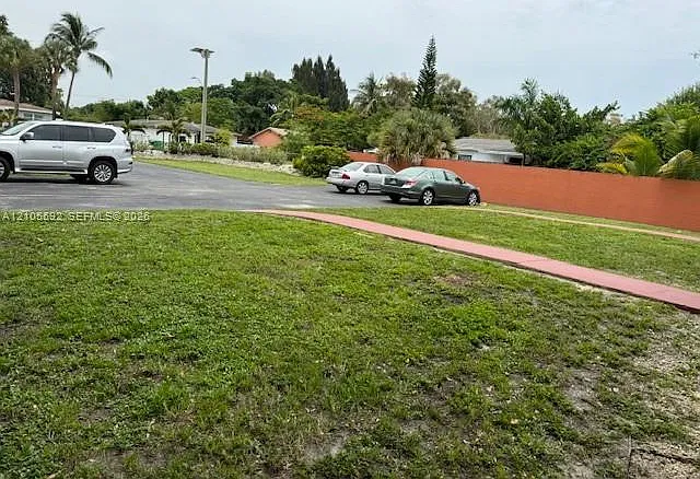 Broward Gardens — Photo 2