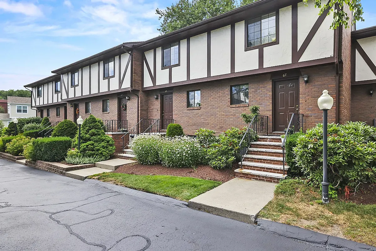 Tudor Glen Village — Photo 4