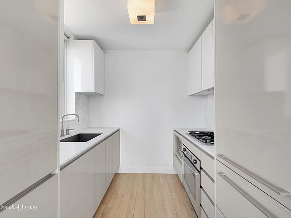 4th image of 322 W 57th St APT 33B