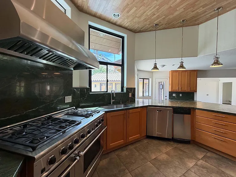 10 Venus Dr — Photo 40
