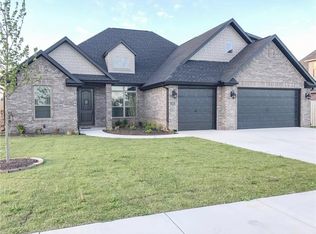 5507 W Lakewood Dr, Rogers, AR 72758