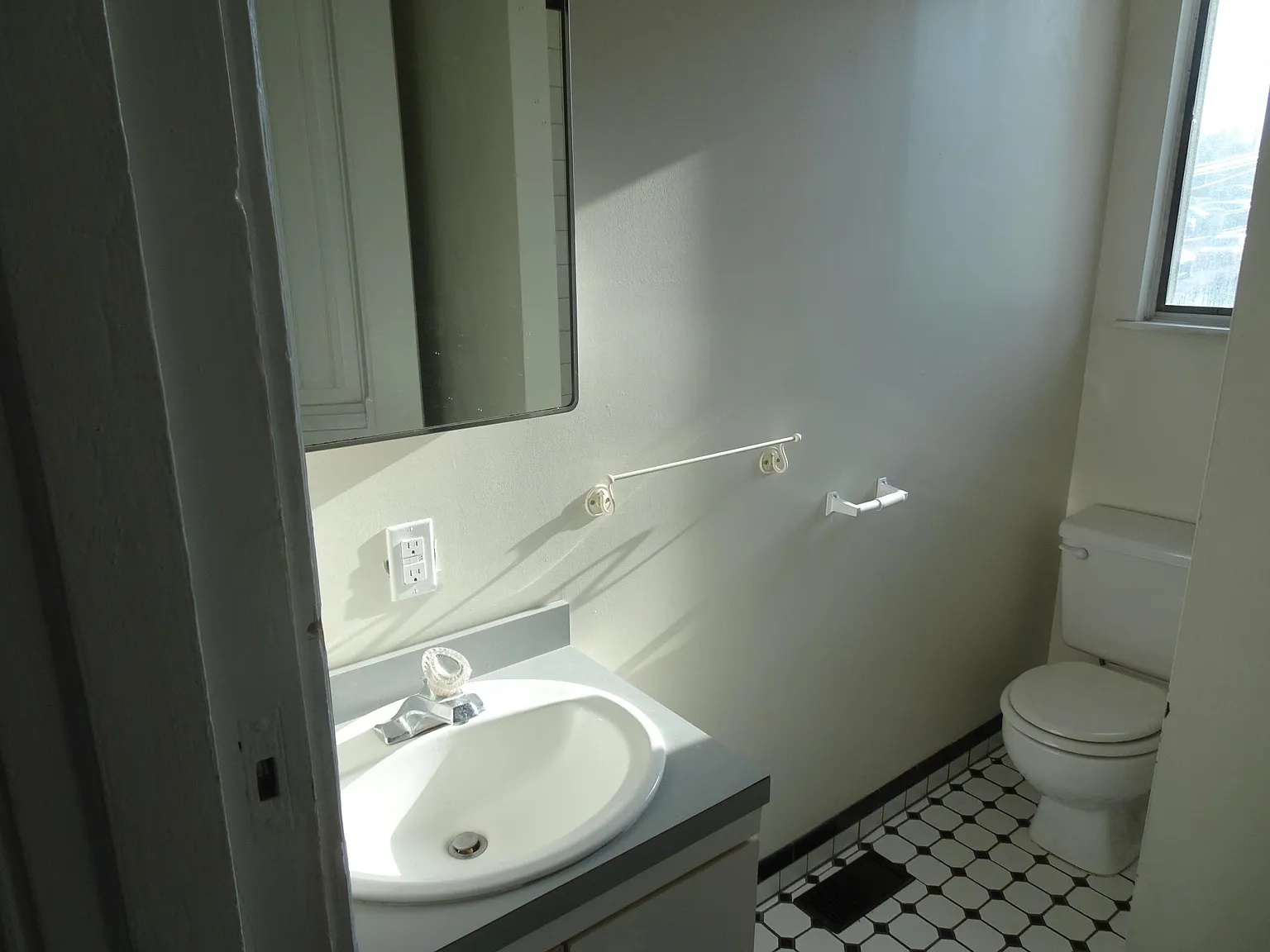 2 bed, 1000 sqft, $1,600 — Photo 3