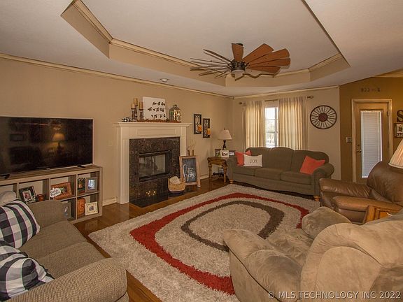 2nd image of 622 S 282nd East Ave