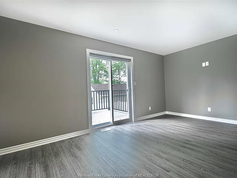 81 Brien Ave W #B — Photo 7
