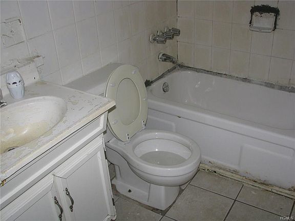 3rd image of 817 E 215th St