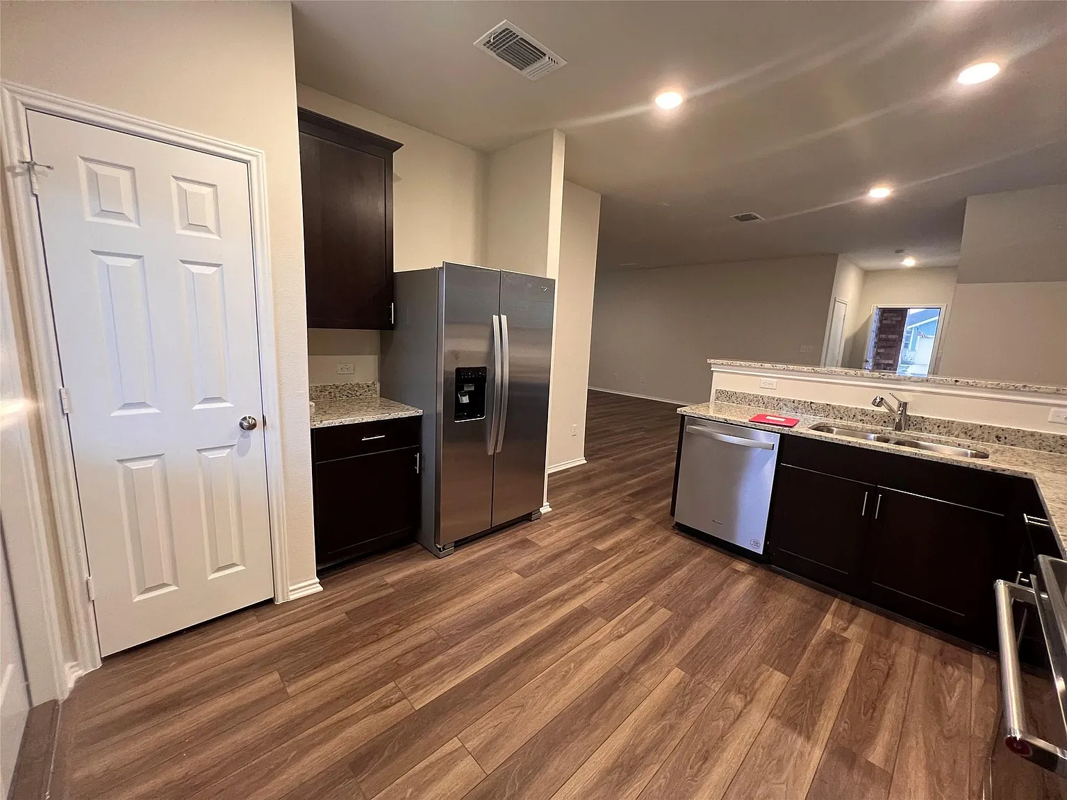 4 bed, 3.0 bath, 2156 sqft, $2,199 — Photo 4