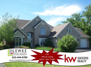 12 Brittany Dr, Oakwood Hills, IL 60013