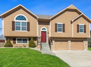 2000 Parkview Dr, Raymore, MO 64083