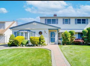 31 Mallard Rd, Levittown, NY 11756