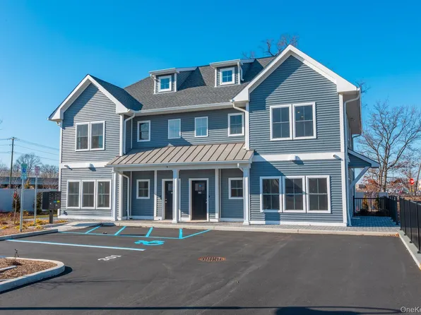 843 Lake Blvd, Lindenhurst, NY 11757