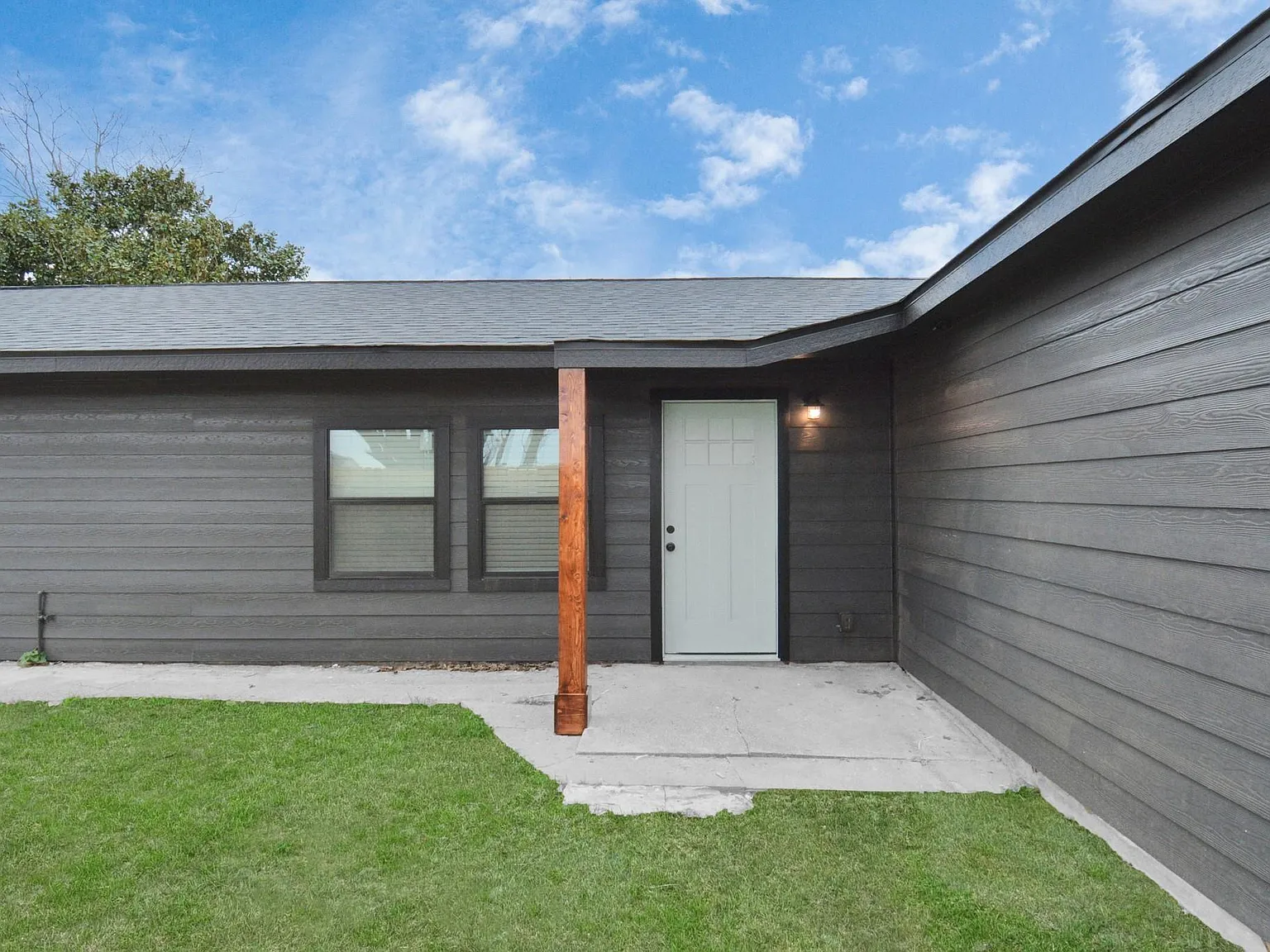 3 bed, 1.0 bath, 1877 sqft, $1,650 — Photo 1