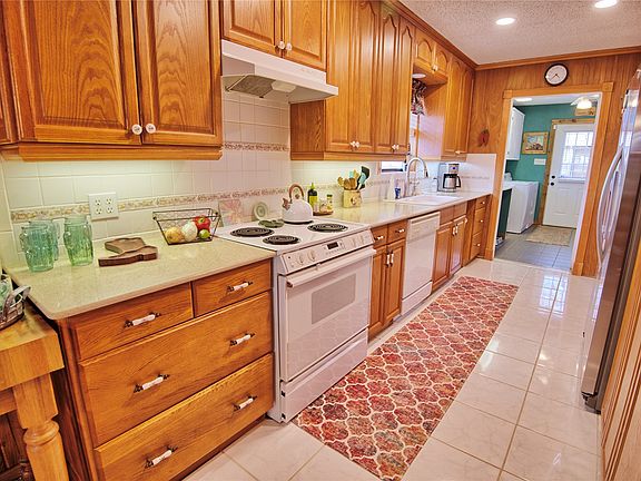 3rd image of 858 Ford Rd