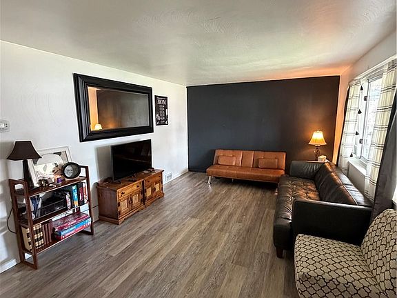 4th image of 528 E 8th Ave