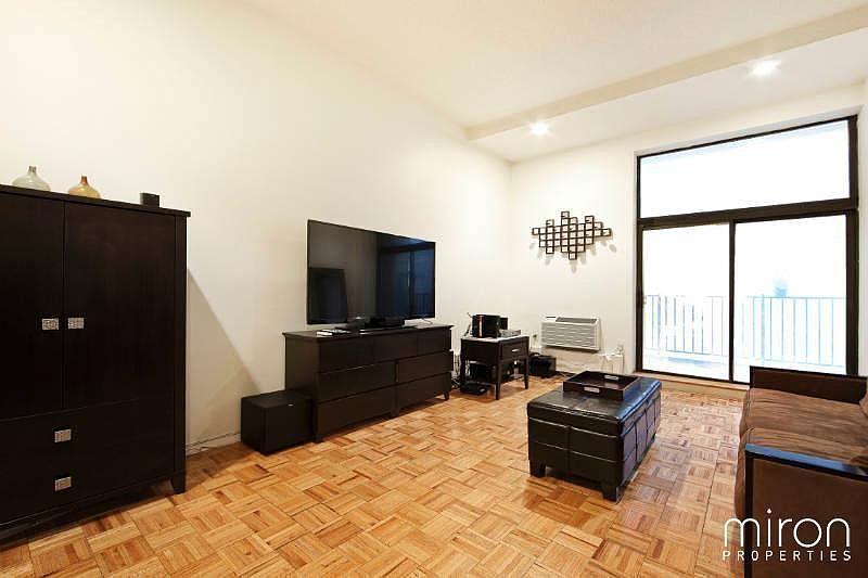 1st image of 372 5th Ave APT 6N