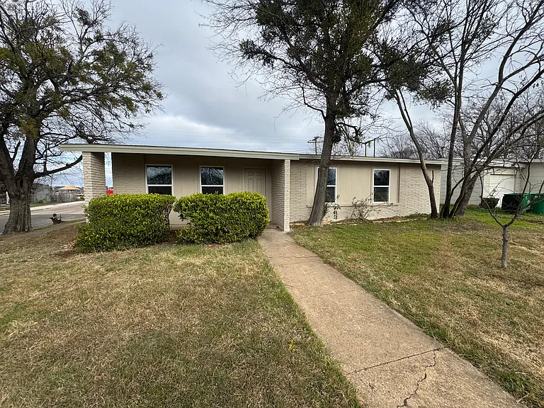 207 Laurel Ln — Photo 1