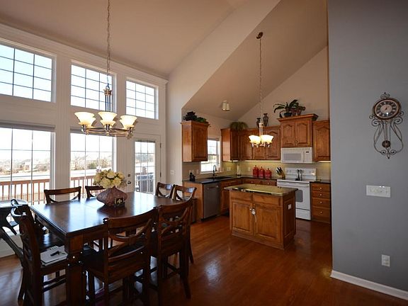 Eat-in Kitchen