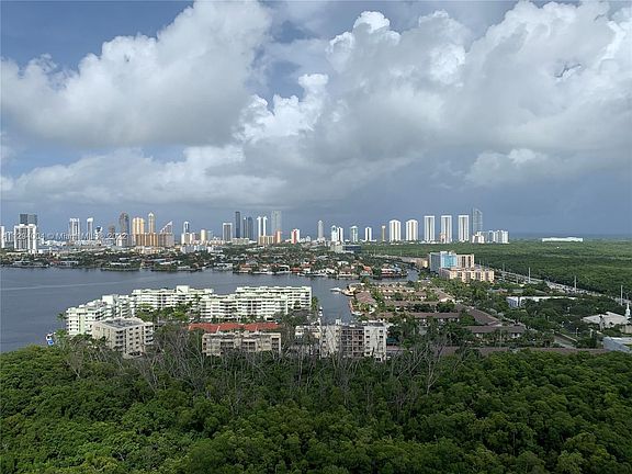 3rd image of 16385 Biscayne Blvd Unit 2417
