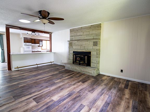 3rd image of 105 Walden Ln