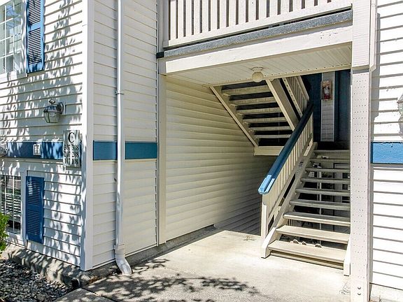 3rd image of 949 Aberdeen Avenue NE #C107