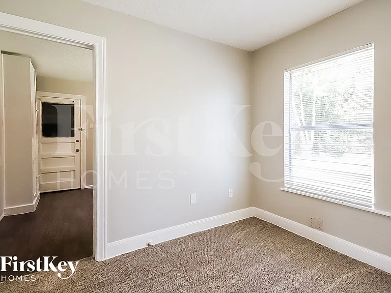 706 E Humble St — Photo 4