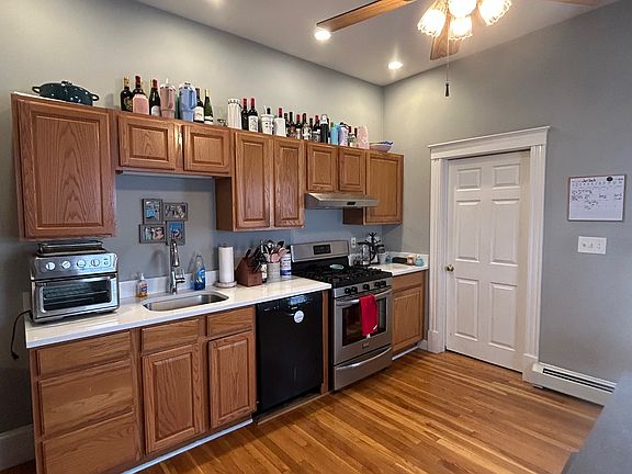 3rd image of 656 E 6th St APT 1