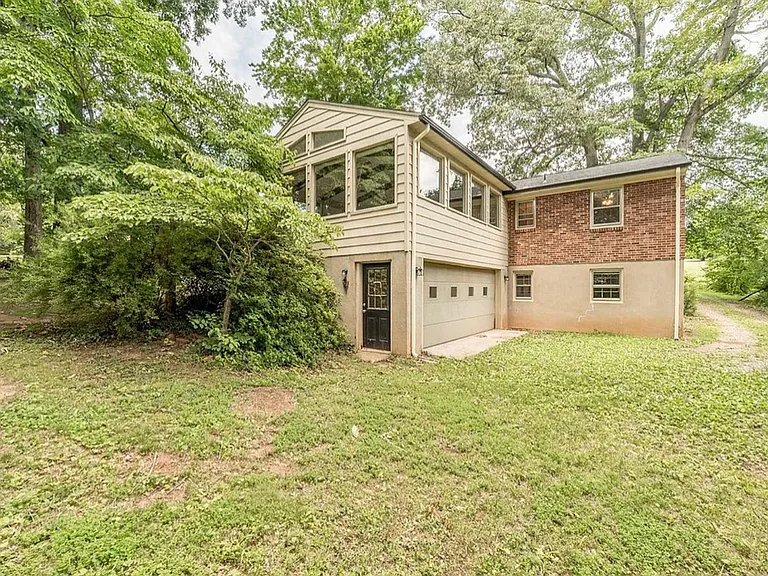 203 Fleetwood Dr — Photo 2