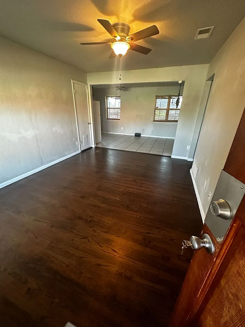 Great Location - Wood Floors — Photo 2