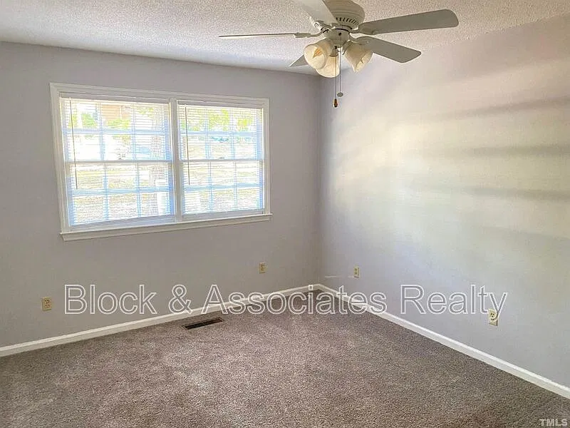 2 bed, 1.0 bath, 900 sqft, $1,300 — Photo 3