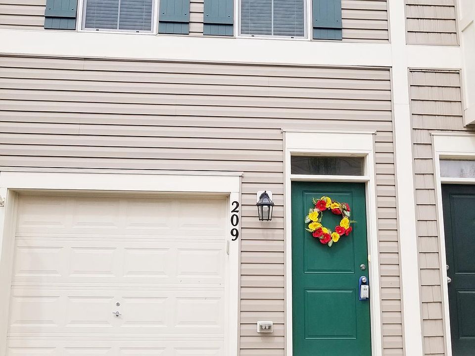 1st image of 209 Woodstream Cir