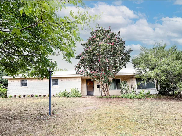 704 Lee St, Bowie, TX 76230