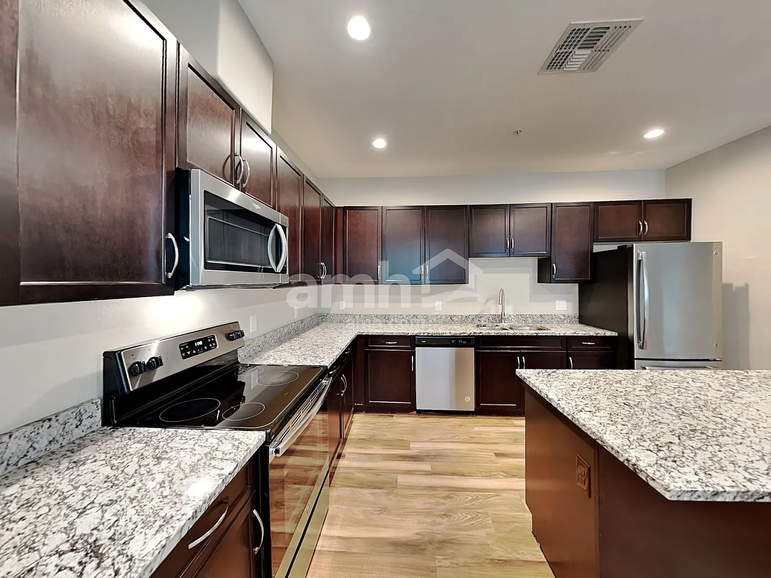 3 bed, 2.5 bath, 2077 sqft, $1,950 — Photo 4