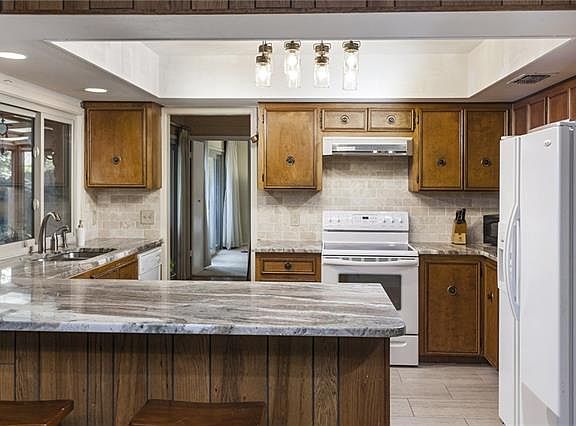 4th image of 3604 Brownwood Dr